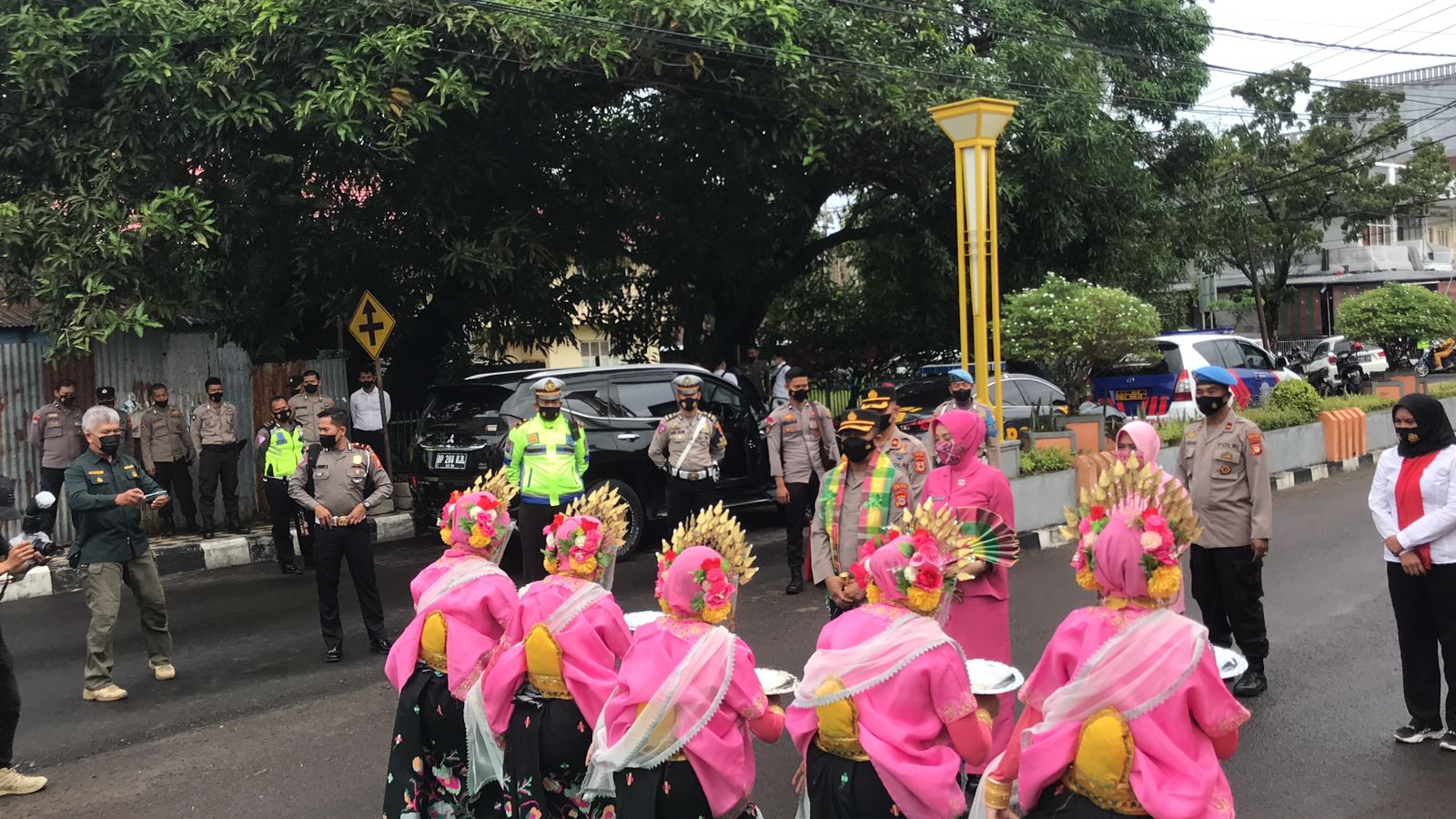 Tari Padduppa Binaan Disporapar Sambut Kedatangan Kapolres Baru ...