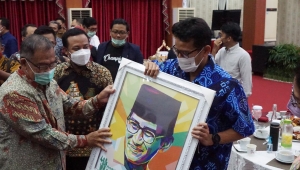 Berkunjung Di Sulsel, Menparekraf Sampaikan Keinginan Kunjungi Kota Kelahiran BJ Habibie