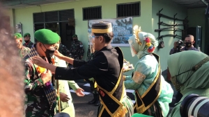 Duta Wisata Kalungkan Sarung Sutra Sambut Pangdam di Makodim 1405 Mallusetasi