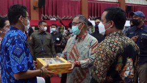 Dapat Cinderamata Khas Parepare, Menparekraf Sangat Terkesan