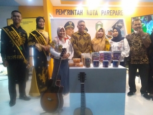 Walikota dan Sekda Sambangi Stand Pameran Kota Parepare di PRS